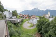 Auf eine Asylunterkunft in Seelisberg im Hotel Löwen (links im Bild) wird verzichtet. (Bild: Keystone/Urs Flüeler)
