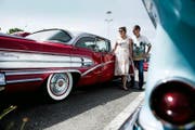 Regula Portmann und Peter Knitter aus Kirchberg bestaunen am US-Car-Meeting in Schenkon einen Oldtimer. (Bild Corinne Glanzmann)