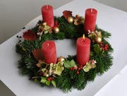 Adventskränze mit brennenden Kerzen sollten nie unbeaufsichtigt gelassen werden.. (Bild: Corinne Glanzmann / Neue LZ)