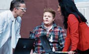 Markus Walther (in der Mitte, gespielt von Ivan Müller) wird nach einem Autounfall von Herrn Engelen (gespielt von Severin Hanke) und Frau Düvell (gespielt von Corinne Lijak) wieder auf die Erde zurückgeschickt. (Bild: Stefan Kaiser (Unterägeri, 15. Februar 2018))