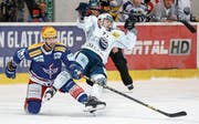 Szene aus der letzten Ambri-Partie gegen Kloten: Christian Pinana (Ambri, rechts) im Zweikampf mit Klotens Daniele Grassi. (Bild: Marc Schumacher/Freshfocus (Kloten, 24. März 2018))