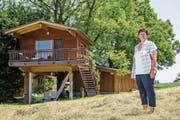Bäuerin Karin Wechsler vor ihrem gut gebuchten Baumhotel. (Bild: Philipp Schmidli (Neuenkirch, 19. Juni 2017))