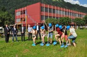 Sechs Lernende des bwz Uri hatten die Ehre, den Spatenstich zu tätigen. (Bild: pd)