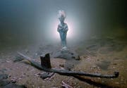 «Der menschlichste aller Götter»: Osiris als Bronze-Statuette neben einem Teil einer Barke in der Bucht von Abukir bei Alexandria. (Bild: PD)