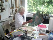 Hans Erni arbeitet in seinem Atelier am Bild «Wald ist Leben». (Bild: PD)