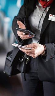 Immer mehr Zugbillette werden online gekauft. (Bild: Christian Beutler/Keystone)