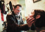 Brutale Einschüchterungstaktik: Die Filmfigur Sepp Rieder (Marcus Signer) verprügelt im neuen Luzerner Tatort die drogenabhängige Sascha (Mona Petri). (Bild SRF/Daniel Winkler)