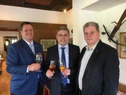 Das Referendum der SVP zeigte Wirkung: Darauf stossen Peter With, Präsident der städtischen SVP, Kantonalpräsident Franz Grüter und Fraktionschef und Kantonsrat Guido Müller im Restaurant Schützenhaus an. (Bild: PD, Luzern, 21. Mai 2017)