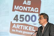 Die jüngste Aufwertung des Frankens hat den Preiskampf im Detailhandel weiter verschärft. Coop-Chef Joos Sutter kündigte bei der Bilanzmedienkonferenz weitere Preissenkungen an. (Bild: Keystone/Patrick Straub)
