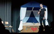 Verzückte das Publikum mit Ausschnitten aus seinem neuen Programm: Fabian Unteregger. Bild: Maria Schmid (Menzingen, 23. Februar 2017)