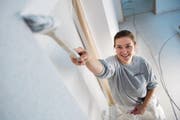 Grund für den hohen Frauenanteil ist, dass der Beruf sein «Krampfer-Image» abgelegt hat. Trotzdem sagt Malerin Jenni Oppliger: «Ich mag die körperliche Arbeit.» (Bild: Boris Bürgisser (St. Erhard, 23. Januar 2018))