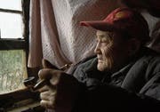 Der über 70-jährige Imker Lao Yu sieht die Welt ganz anders als sein 20-jähriger Sohn Maofu. Das sorgt für Reibung in der Familie. (Bild: PD)
