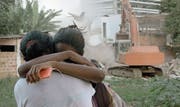 Die Bagger fahren auf: Szenenbild aus Samuel Chalards «Favela Olímpica». (Bild: Outside the Box)