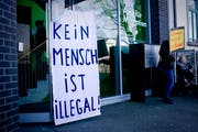 Demo-Plakat vor dem Eingang des Amts für Migration. (Bild: zvg)