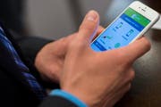 Ein Mann zeigt die bargeldlose Zahlungs-App «Paymit» auf seinem Handy. (Bild: Keystone)