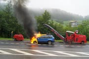 Das Auto brannte auf der Kantonsstrasse aus. (Bild: Zuger Polizei)