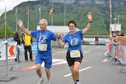 Peter von Matt aus Rothenburg und Monika Bachmann liefen als Team ins Ziel. (Bild: Claudia Surek)