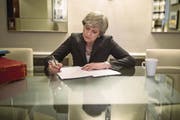 Die britische Premierministerin Theresa May bereitet sich auf den Parteitag der Tories vor. (Bild: Christopher Furlong/AP (Manchester, 3. Oktober 2017))