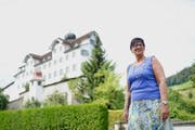 Für Werthensteins langjährige Sozialvorsteherin Heidi Burkhard (61) beginnt ein neuer Lebensabschnitt. Im Hintergrund das Kloster Werthenstein. (Bild Roger Grütter)