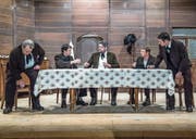 Die Theaterleute beim Proben ihres Stücks «I der Vehfreud» im Gemeindesaal in Marbach. Im Mundartstück nach Jeremias Gotthelf geht es um das harte Leben der Milchbauern. (Bild: Nadia Schärli (19. Dezember 2017))