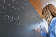 Nicht zuletzt auch dank Englisch in den Primarschulen kommen Zuger Schüler schon früh in Kontakt mit der wichtigsten Sprache der Welt. (Bild Werner Schelbert)