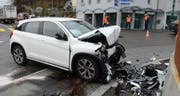 Die Autofahrerin prallte frontal in die Betonmauer des Kreisels im Dorfzentrum Büron. (Bild: PD)