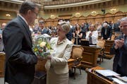 Die Urner FDP-Fraktionspräsidentin Gabi Huber beglückwünscht Peter Schilliger mit Blumen zu seiner Wahl. (Bild: Keystone)