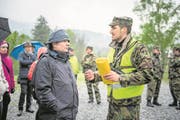 Oberleutnant Jeremias Burch im Gespräch mit Regierungsrat Marcel Schwerzmann (Bild: Roger Grütter (St. Luzisteig, 27. April 2017))