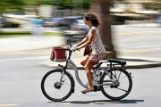 Mit dem E-Bike statt mit dem Auto zur Arbeit oder zum Einkaufen: In Luzern und Zug können Interessierte dies testen. (Bild: Keystone/Martial Trezzini)