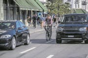Diese Velofahrer muss beim Schweizerhofquai beim Einspuren auf eine Velospur verzichten. (Bild: Nadia Schärli (Luzern, 16. Oktober 2017))