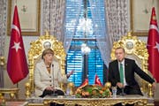 Die deutsche Kanzlerin Angela Merkel hat sich im Satire-Streit mit dem türkischen Präsidenten Recep Tayyip Erdogan in eine Zwickmühle manövriert. Im Bild sind die beiden beim Staatsbesuch vom letzten Oktober in Istanbul zu sehen. (Bild: AP/Tolga Bozoglu)
