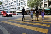 Dieser Fussgängerstreifen bei der Kreuzung Obergrundstrasse / Hirschengraben erhält die Note «gut»: Sichtbarkeit bei Nacht ist sehr gut, bei Tag ausreichend. Der Zugang ist gut, die Gestaltung jedoch mangelhaft. (Bild: Archiv Philipp Schmidli / Neue LZ)