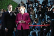 Gute Mienen zu freundschaftlichem Treffen: Emmanuel Macron und Angela Merkel gestern in Berlin. (Bild: EPA)