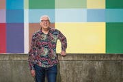 Karel Kraan, frisch pensionierter Chefarzt der Luzerner Psychiatrie, auf dem Vorplatz seines Büros. (Bild: Roger Grütter (Luzern, 22. August 2017))