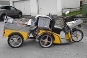 Der Elektroroller des Pöstlers wurde beim Unfall beschädigt. (Bild: Kapo Zug)