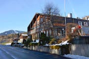 Das Restaurant des «Rössli» in Stalden soll bestehen bleiben, darum herum sollen Wohnhäuser und Ferienwohnungen entstehen. (Bild Romano Cuonz)