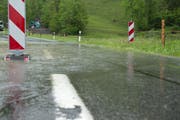 Auf den Zentralschweizer Strassen muss mit viel Wasser gerechnet werden. (Archivbild Neue LZ)