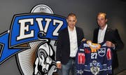 Mark Ineichen, CEO von Otto's (links) und Patrick Lengwiler, CEO des EVZ, mit dem neue T-Shirt 2016 / 2017. (Bild PD)