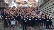 Kroatische Fussballfans skandieren auf der Rathaustreppe.