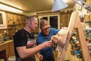 Jeder Handgriff sitzt: Markus Zimmermann und sein Sohn Christoph in ihrer Werkstatt. (Bild: Roger Grütter (Obernau, 20. Januar 2018))