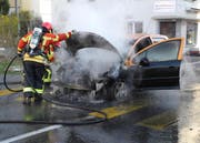Am Auto entstand Totalschaden. (Bild: Kapo Schwyz)