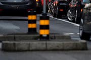 Auf der schneebedeckten Strasse verlor die Lenkerin die Kontrolle über ihr Fahrzeug und kollidierte mit einer «Biene Maja». (Symbolbild) (Bild: Archiv / Neue LZ)
