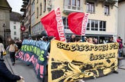 Unübersehbare Botschaften: Der Demonstrationszug hüllte sich in Transparente. (Bild: Manuela Jans (Neue LZ))