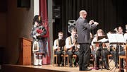 Die Harmoniemusik und Stefan Müller mit dem Dudelsack. (Bild: Jakob Ineichen (Oberägeri, 28. April))