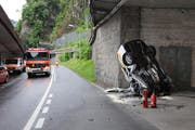Das total beschädigte Auto auf der Unfallstelle. (Bild: Kantonspolizei Nidwalden)