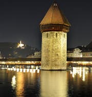 Der Wasserturm wurde bereits 2011 nach dem Plan Lumière neu beleuchtet. (Bild: Nadia Schärli/Archivbild)