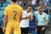 Der deutsche Captain Julian Draxler (im weissen Dress) möchte auch hören, was die Videoexperten meinen. (Bild: Alexander Hassenstein/Getty (Sotschi, 19. Juni 2017))
