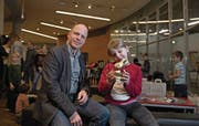 Will Alleinerziehende miteinander vernetzen: Vereinspräsident Roger Baumeler mit Tochter Danielle. (Bild: Corinne Glanzmann (Luzern, 17. März 2018))