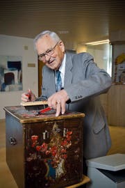 Eine heisse Angelegenheit: Josef Baumgartner zeigt, wie früher die Wahlurnen versiegelt wurden. (Bild Manuela Jans)