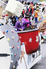 Mit Pauken und Trompeten, viel Farbe und fröhlichen Gesichtern nahm der Umzug an der Hauptseer Fasnacht seinen Lauf. (Bilder Werner Schelbert)